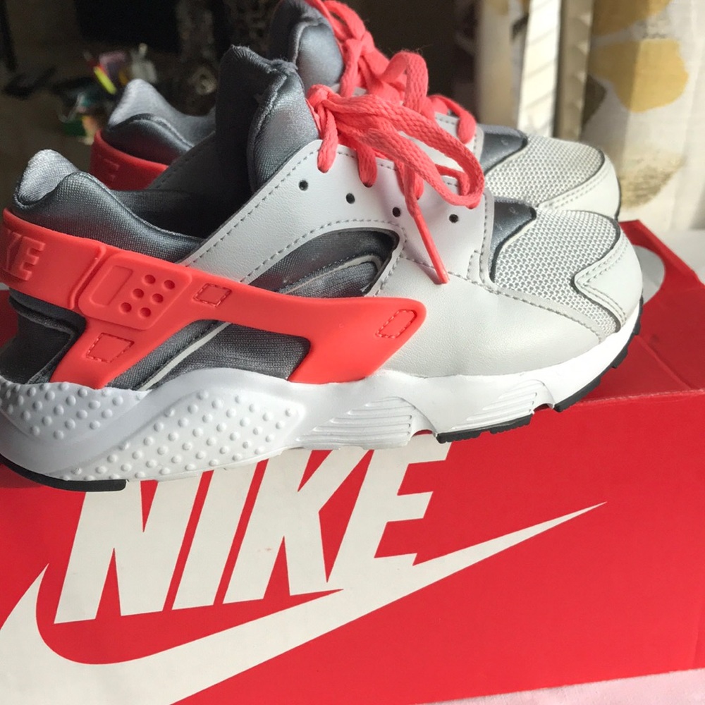 Kids Nike Hurarache Sneakers. Size 13
